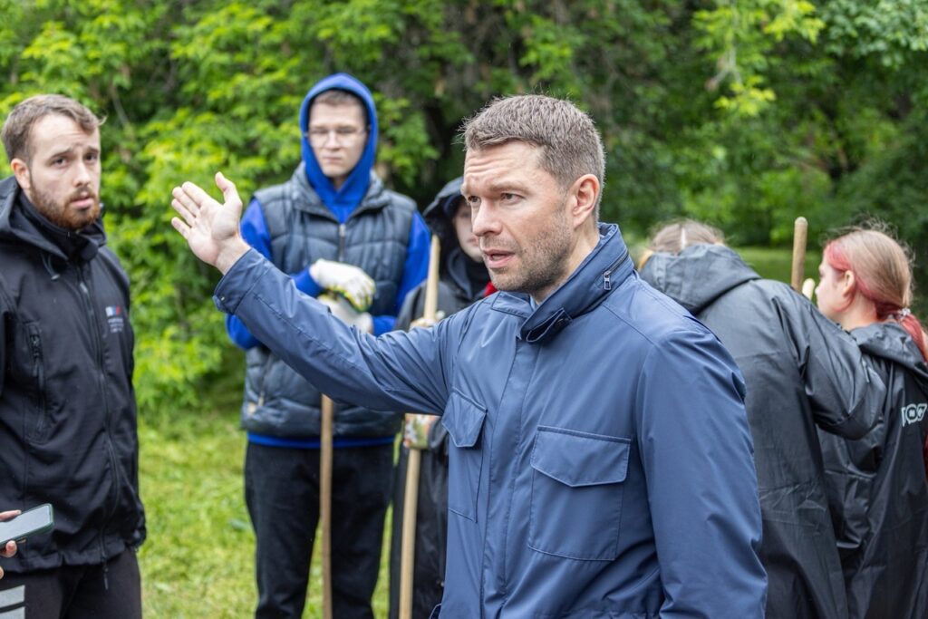 Алексей Вихарев с волонтерами  организовал субботник в 14 больнице на Уралмаше