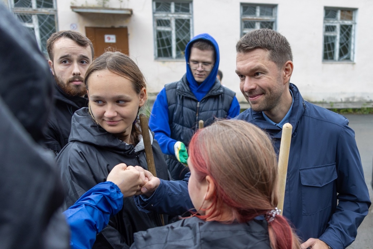 Алексей Вихарев с волонтерами  организовал субботник в 14 больнице на Уралмаше