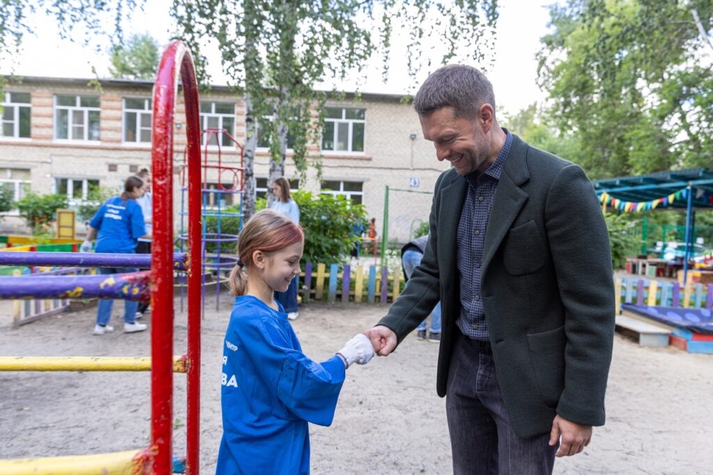 Алексей Вихарев помогает школам и детсадам на Эльмаше