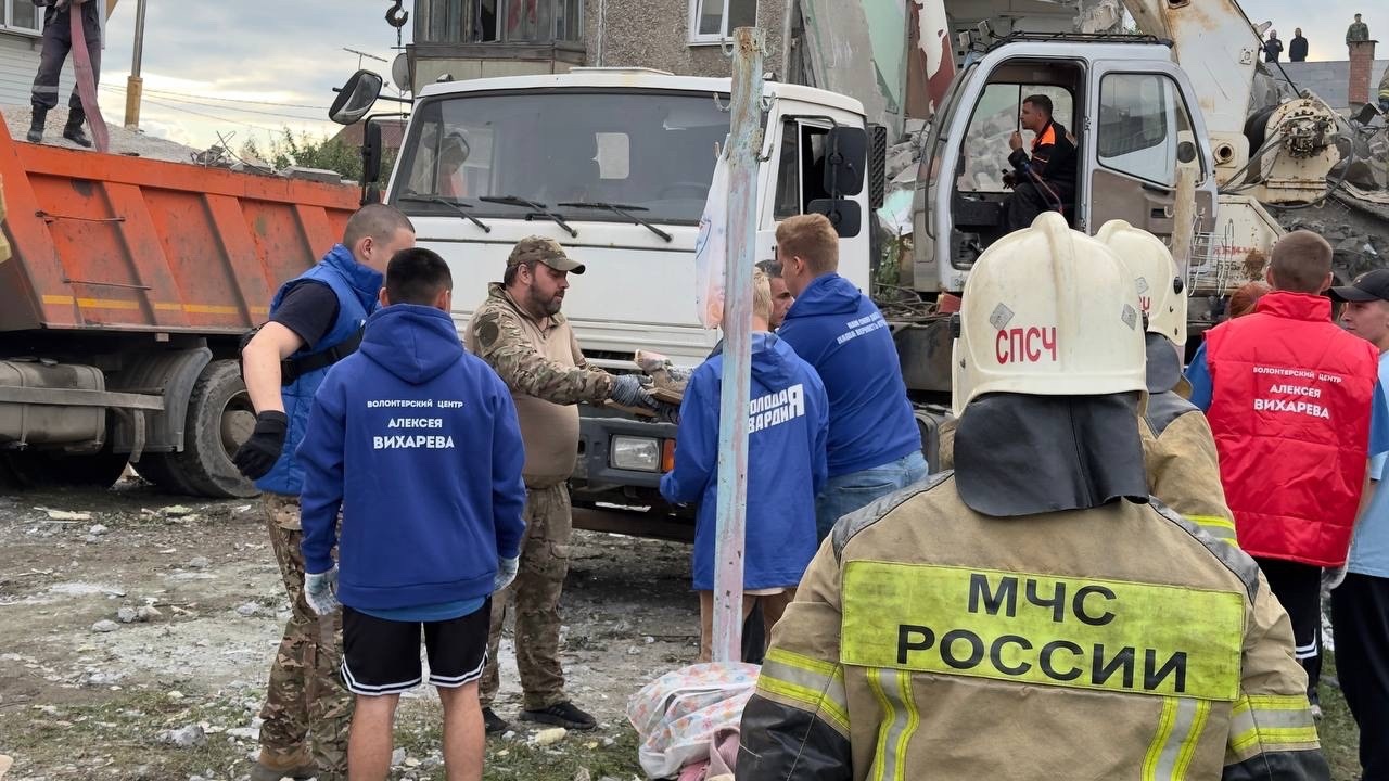 Волонтеры Вихарева помогают разбирать завалы после трагедии в Нижнем Тагиле