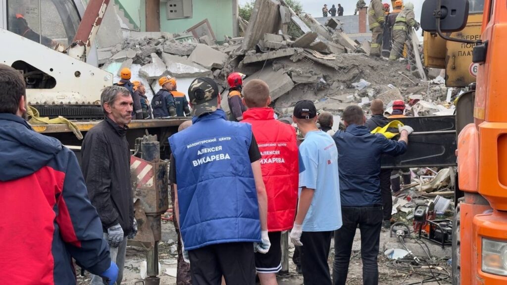 Волонтеры Вихарева помогают разбирать завалы после трагедии в Нижнем Тагиле