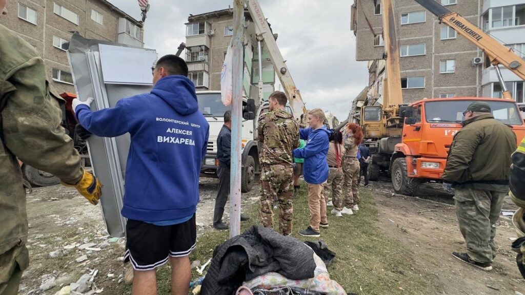 Волонтеры Вихарева помогают разбирать завалы после трагедии в Нижнем Тагиле