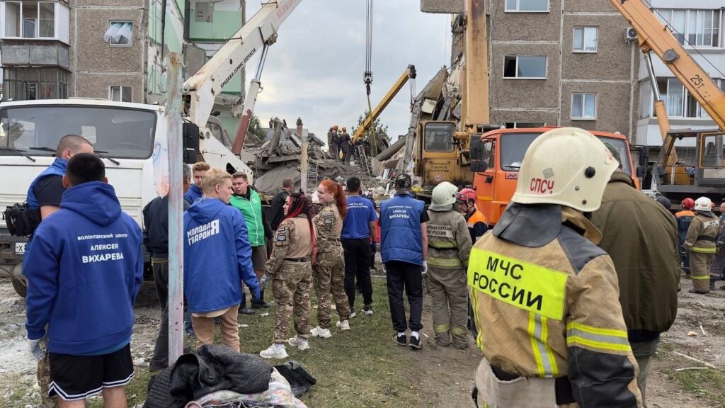 Волонтеры Вихарева помогают разбирать завалы после трагедии в Нижнем Тагиле