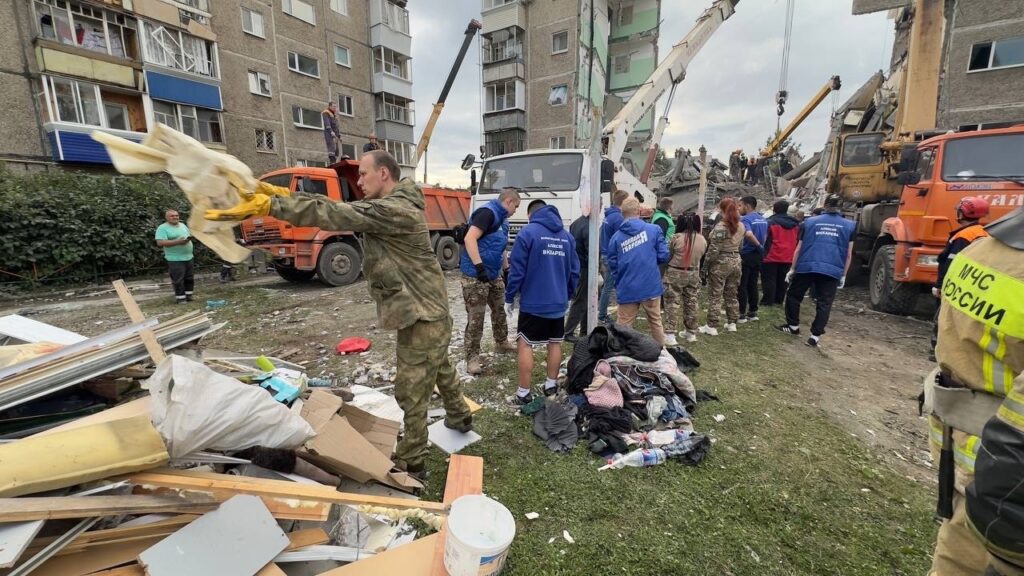 Волонтеры Вихарева помогают разбирать завалы после трагедии в Нижнем Тагиле